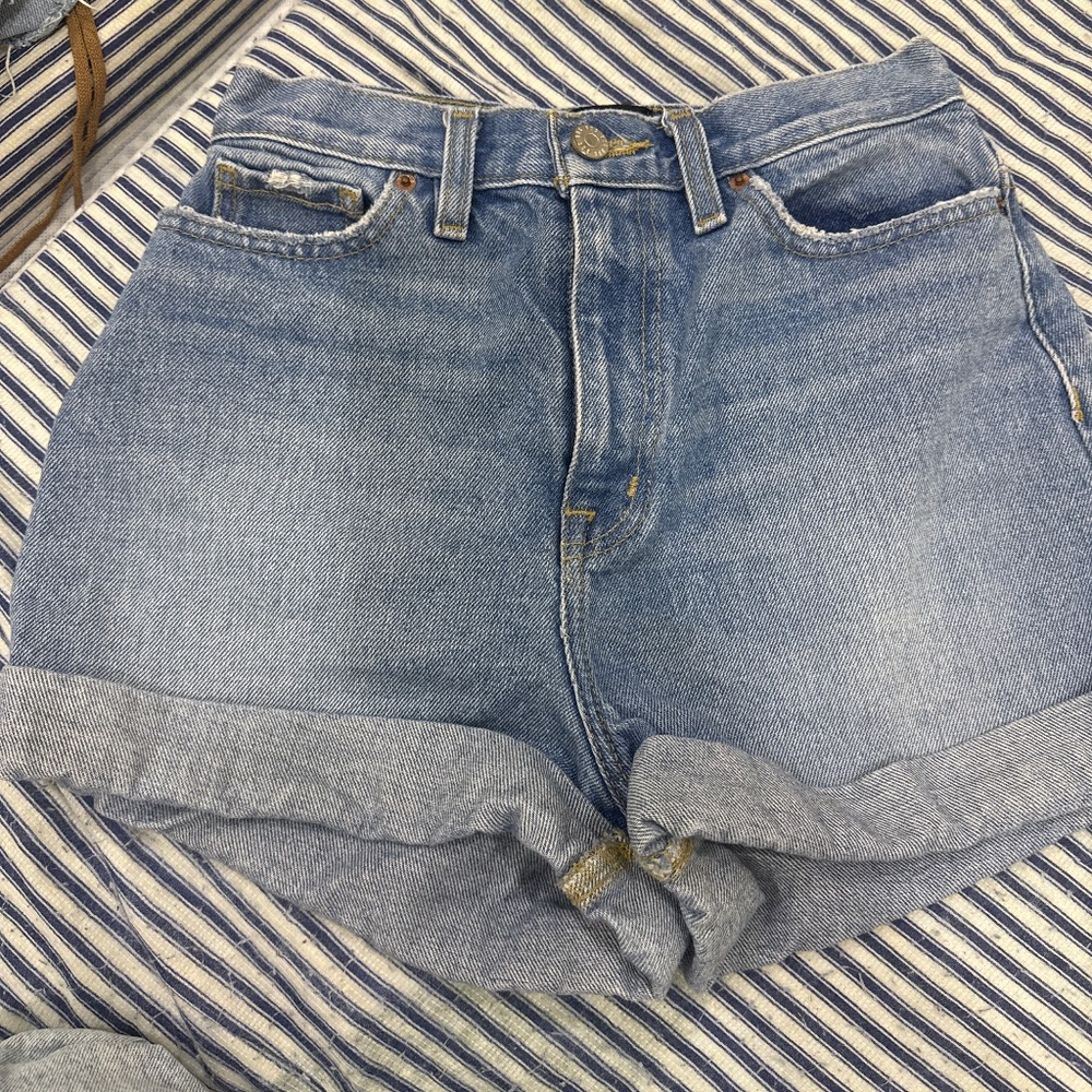 Urban Outfitters Mom high rise shorts size 25